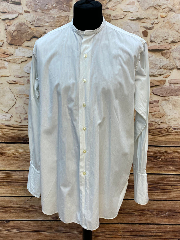 “Vintage Herrenhemd Jacobi Köln in Weiß mit Stehkragen, Vorderansicht auf Schneiderpuppe”