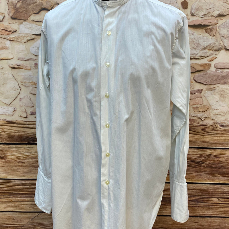 “Vintage Herrenhemd Jacobi Köln in Weiß mit Stehkragen, Vorderansicht auf Schneiderpuppe”