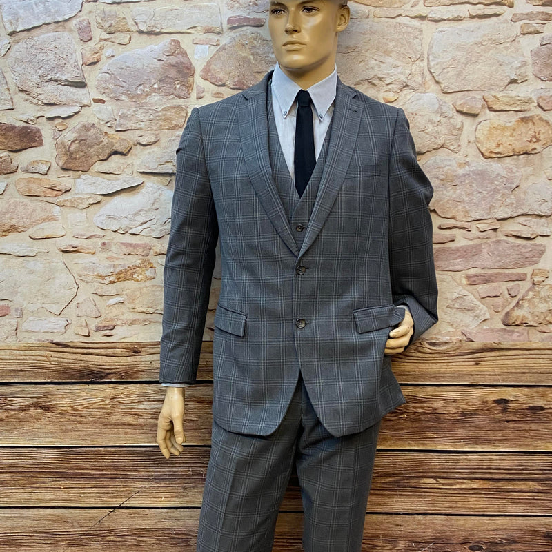 „Grauer 20er-Jahre Herrenanzug als komplettes Outfit mit Weste, Hose, Hut und Taschenuhr“