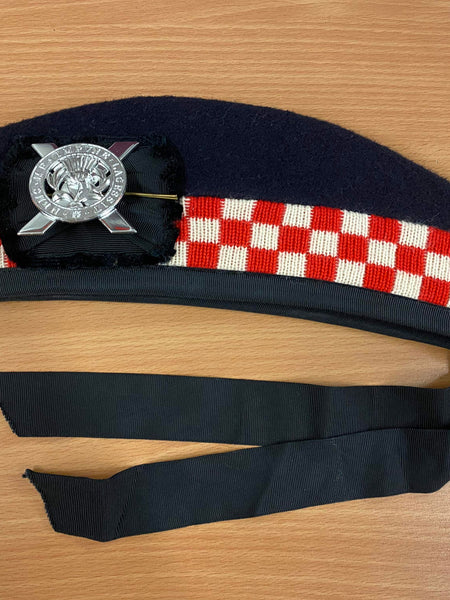 Vintage Glengarry Mütze der schottischen Uniform mit rotem Karomuster und Abzeichen, Größe 58