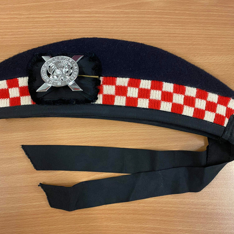 Vintage Glengarry Mütze der schottischen Uniform mit rotem Karomuster und Abzeichen, Größe 58