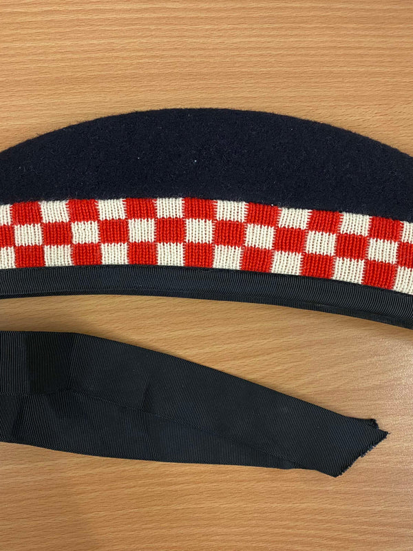 Rückansicht der Glengarry Mütze mit rot-weißem Karomuster und schwarzen Bändern, Größe 58