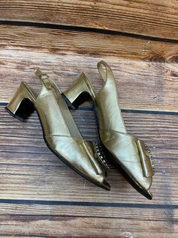 „Detailaufnahme goldene Vintage Schuhe mit Strass-Verzierung und Leder“