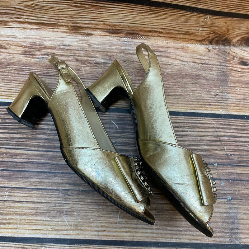 „Detailaufnahme goldene Vintage Schuhe mit Strass-Verzierung und Leder“