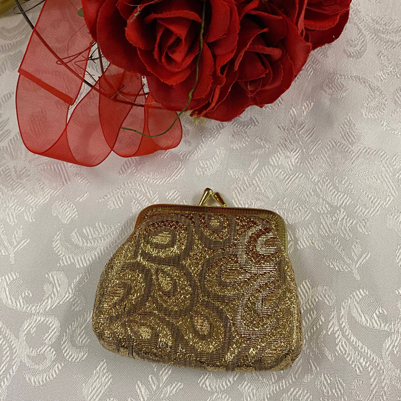 „Goldene Vintage Abendbörse mit Brokatmuster und Metallrahmen inspiriert von den 1920er Jahren“