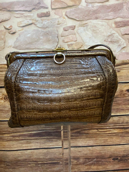 Braune Vintage Handtasche mit glänzender Kroko-/Reptilleder-Struktur, goldfarbenem Bügelverschluss und schwarzem Innenfutter Ansicht 1