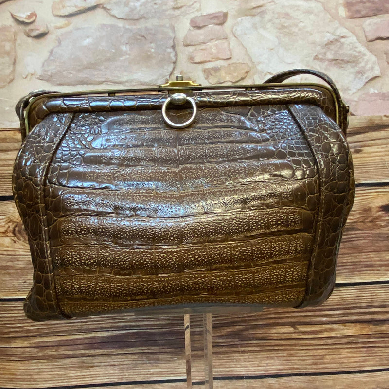 Braune Vintage Handtasche mit glänzender Kroko-/Reptilleder-Struktur, goldfarbenem Bügelverschluss und schwarzem Innenfutter Ansicht 1