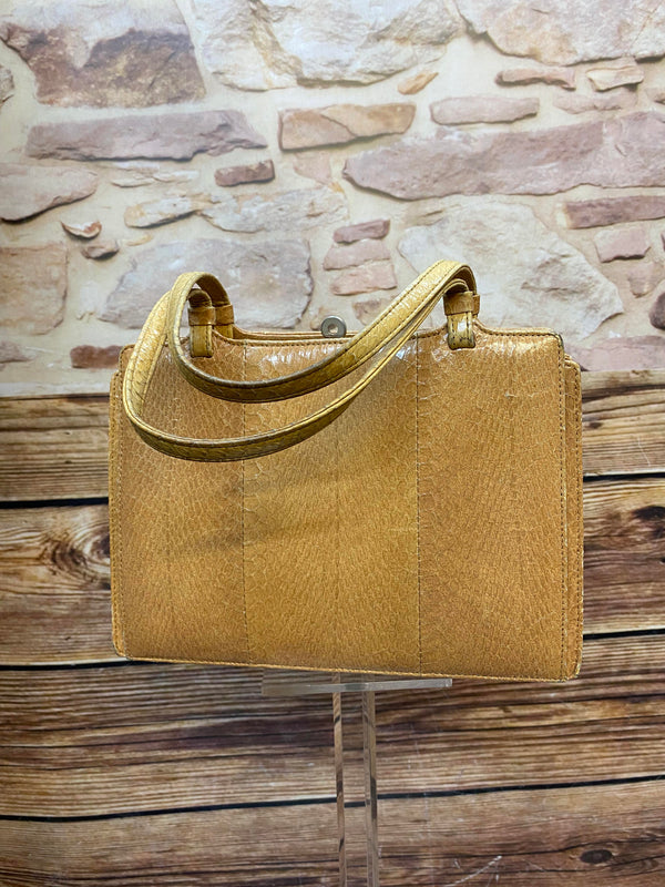 Vintage Handtasche in Cognac mit glänzender Reptilleder-Struktur, zwei Henkeln und Metallverschluss Ansicht 1