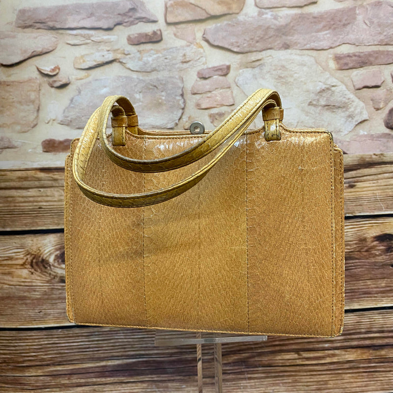 Vintage Handtasche in Cognac mit glänzender Reptilleder-Struktur, zwei Henkeln und Metallverschluss Ansicht 1