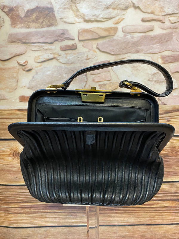 Schwarze Vintage Leder Handtasche mit Bügelverschluss und strukturierter Oberfläche Ansicht 2