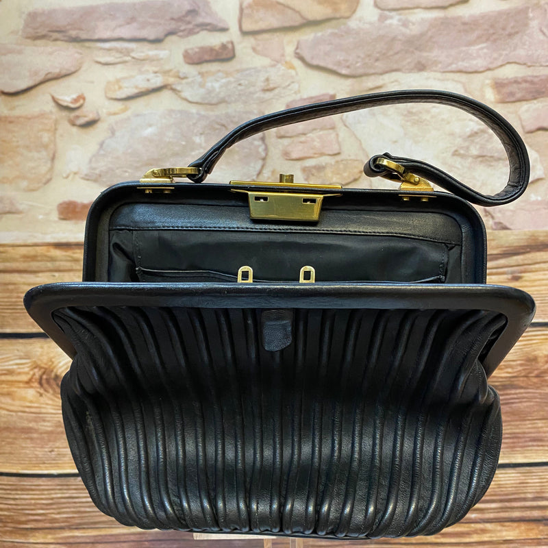 Schwarze Vintage Leder Handtasche mit Bügelverschluss und strukturierter Oberfläche Ansicht 2