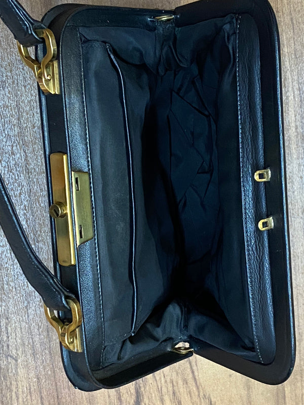 Schwarze Vintage Leder Handtasche mit Bügelverschluss und strukturierter Oberfläche Ansicht 3