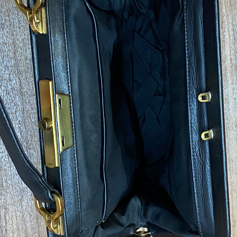 Schwarze Vintage Leder Handtasche mit Bügelverschluss und strukturierter Oberfläche Ansicht 3