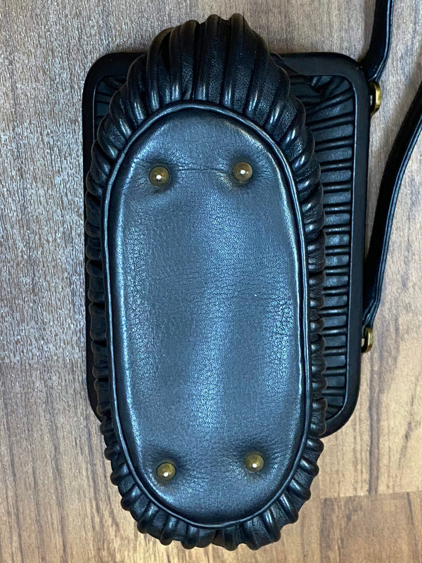 Schwarze Vintage Leder Handtasche mit Bügelverschluss und strukturierter Oberfläche Ansicht 4