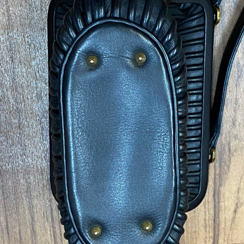 Schwarze Vintage Leder Handtasche mit Bügelverschluss und strukturierter Oberfläche Ansicht 4