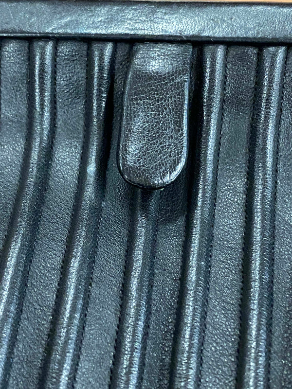 Schwarze Vintage Leder Handtasche mit Bügelverschluss und strukturierter Oberfläche Ansicht 5