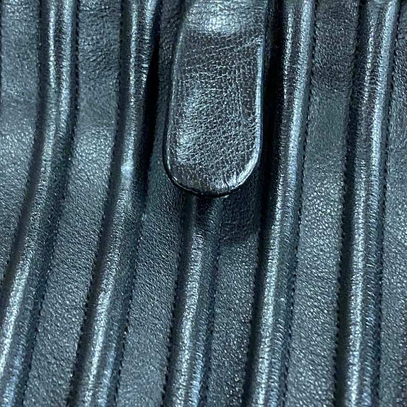 Schwarze Vintage Leder Handtasche mit Bügelverschluss und strukturierter Oberfläche Ansicht 5