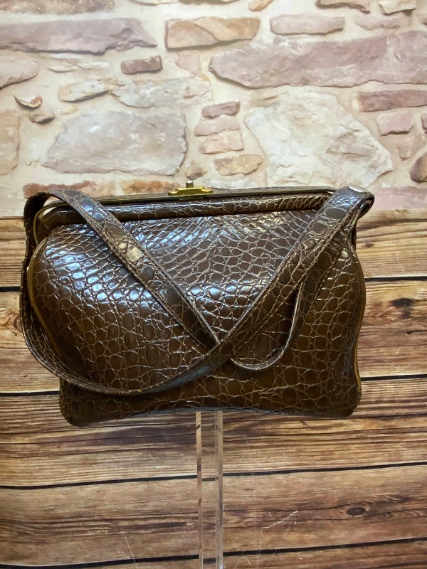 Braune Vintage Handtasche mit glänzender Kroko-/Reptilleder-Struktur, goldfarbenem Bügelverschluss und schwarzem Innenfutter Ansicht 2