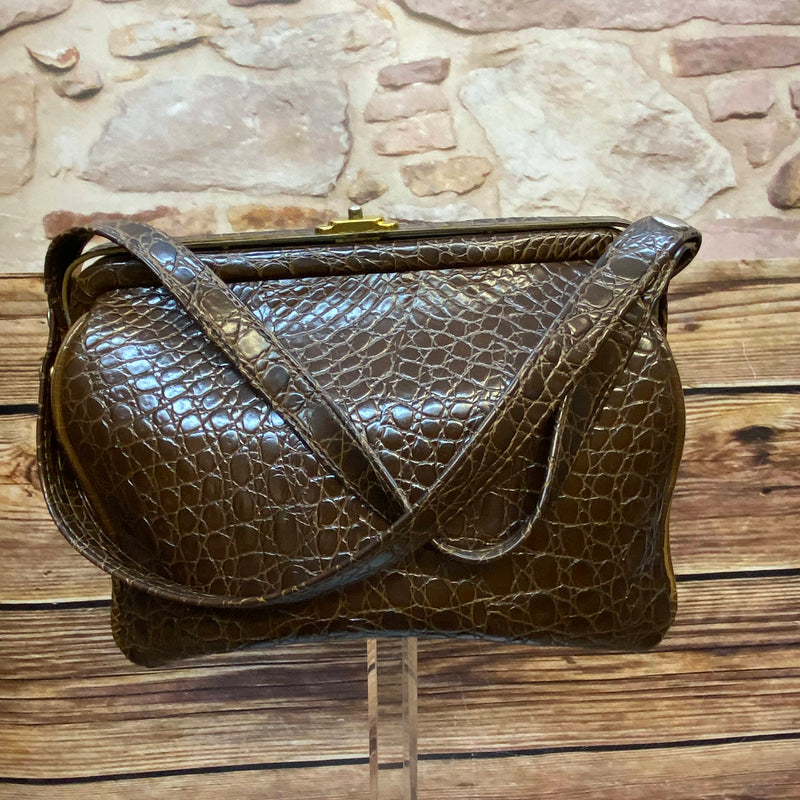 Braune Vintage Handtasche mit glänzender Kroko-/Reptilleder-Struktur, goldfarbenem Bügelverschluss und schwarzem Innenfutter Ansicht 2