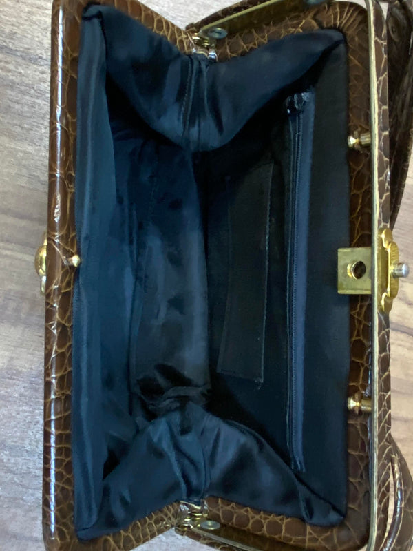 Braune Vintage Handtasche mit glänzender Kroko-/Reptilleder-Struktur, goldfarbenem Bügelverschluss und schwarzem Innenfutter Ansicht 3