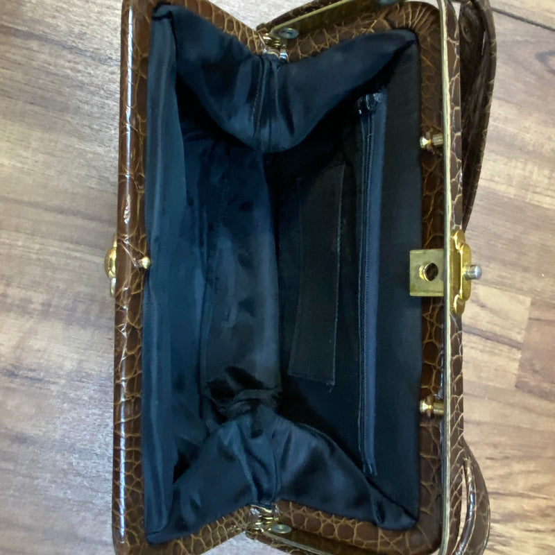Braune Vintage Handtasche mit glänzender Kroko-/Reptilleder-Struktur, goldfarbenem Bügelverschluss und schwarzem Innenfutter Ansicht 3