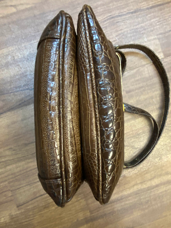 Braune Vintage Handtasche mit glänzender Kroko-/Reptilleder-Struktur, goldfarbenem Bügelverschluss und schwarzem Innenfutter Ansicht 4