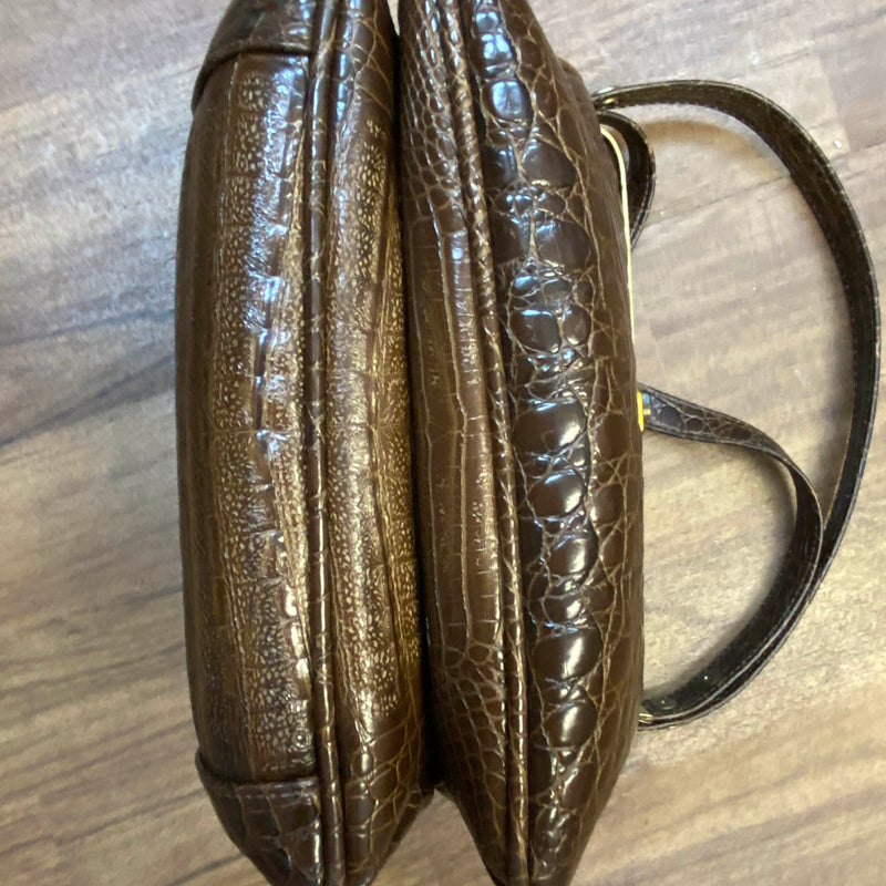 Braune Vintage Handtasche mit glänzender Kroko-/Reptilleder-Struktur, goldfarbenem Bügelverschluss und schwarzem Innenfutter Ansicht 4