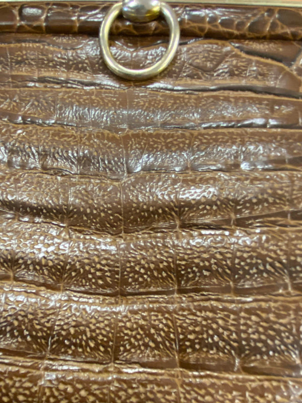 Braune Vintage Handtasche mit glänzender Kroko-/Reptilleder-Struktur, goldfarbenem Bügelverschluss und schwarzem Innenfutter Ansicht 5