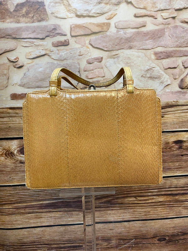 Vintage Handtasche in Cognac mit glänzender Reptilleder-Struktur, zwei Henkeln und Metallverschluss Ansicht 2