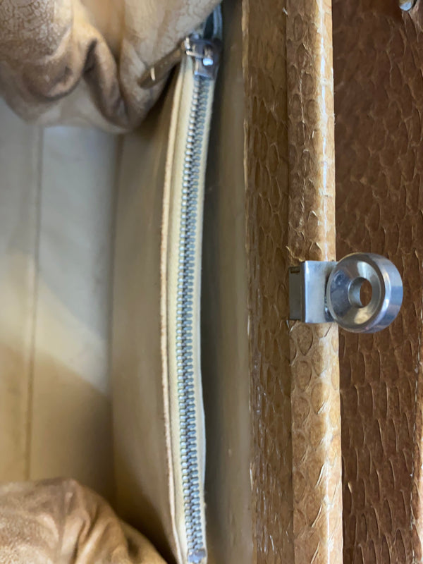 Vintage Handtasche in Cognac mit glänzender Reptilleder-Struktur, zwei Henkeln und Metallverschluss Ansicht 8