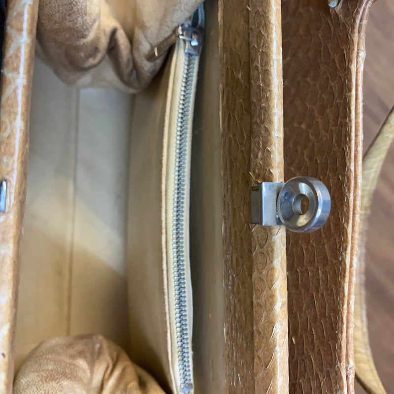 Vintage Handtasche in Cognac mit glänzender Reptilleder-Struktur, zwei Henkeln und Metallverschluss Ansicht 8