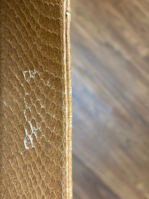 Vintage Handtasche in Cognac mit glänzender Reptilleder-Struktur, zwei Henkeln und Metallverschluss Ansicht 4
