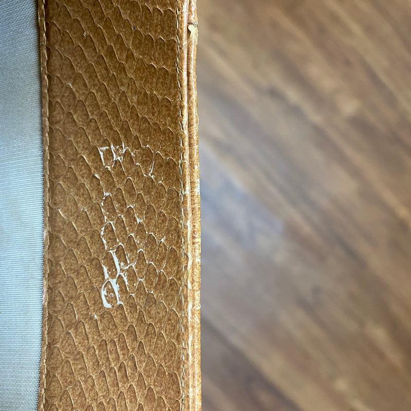 Vintage Handtasche in Cognac mit glänzender Reptilleder-Struktur, zwei Henkeln und Metallverschluss Ansicht 4