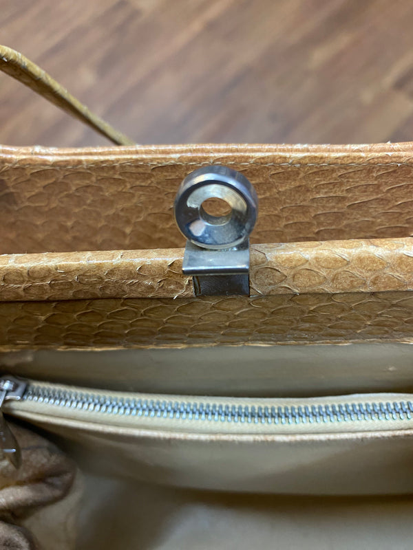 Vintage Handtasche in Cognac mit glänzender Reptilleder-Struktur, zwei Henkeln und Metallverschluss Ansicht 9
