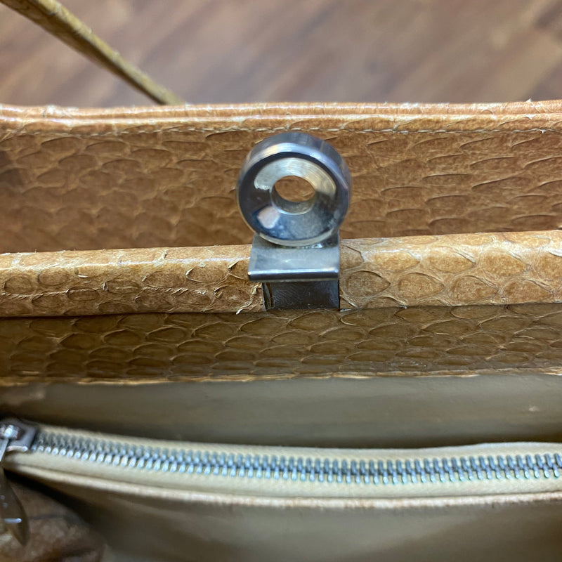 Vintage Handtasche in Cognac mit glänzender Reptilleder-Struktur, zwei Henkeln und Metallverschluss Ansicht 9
