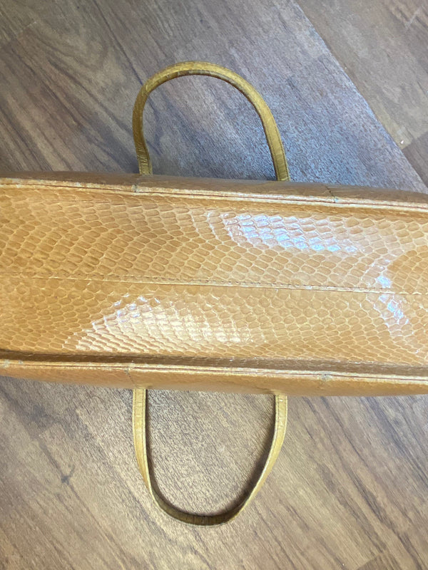 Vintage Handtasche in Cognac mit glänzender Reptilleder-Struktur, zwei Henkeln und Metallverschluss Ansicht 3