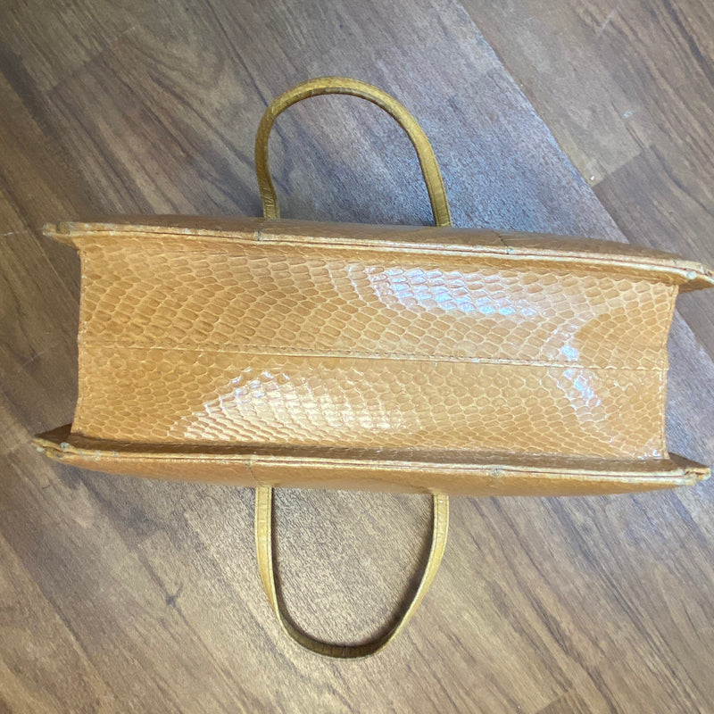 Vintage Handtasche in Cognac mit glänzender Reptilleder-Struktur, zwei Henkeln und Metallverschluss Ansicht 3