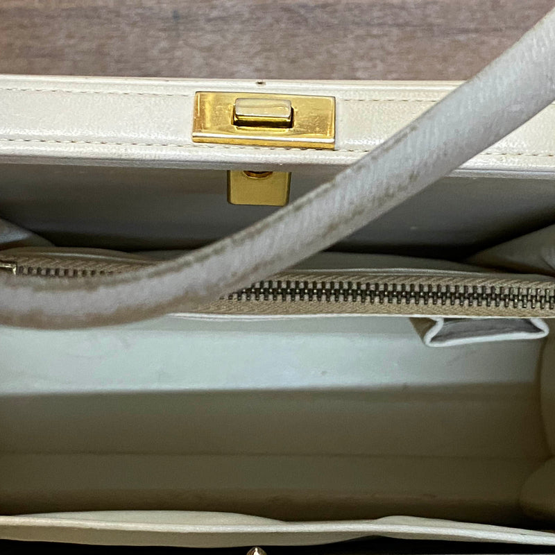 Cremefarbene Vintage Handtasche mit zwei Henkeln, goldfarbenem Verschluss und Innenfach Ansicht 4