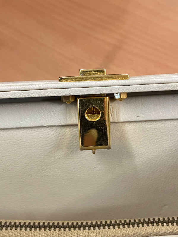 Cremefarbene Vintage Handtasche mit zwei Henkeln, goldfarbenem Verschluss und Innenfach Ansicht 6