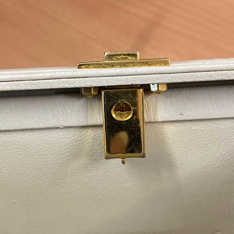 Cremefarbene Vintage Handtasche mit zwei Henkeln, goldfarbenem Verschluss und Innenfach Ansicht 6