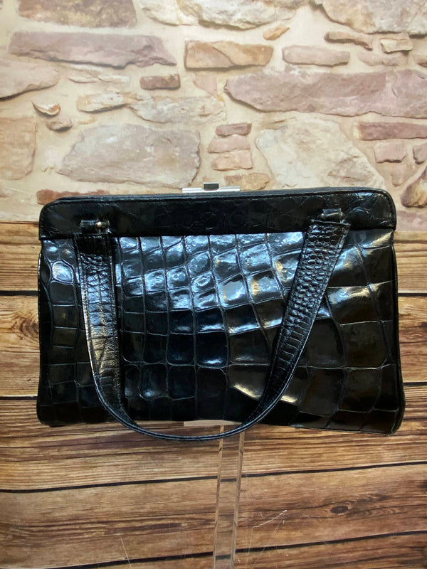 Schwarze Vintage Handtasche mit glänzender Kroko-/Reptilleder-Struktur, zwei Henkeln und silberfarbenem Bügelverschluss Ansicht 2