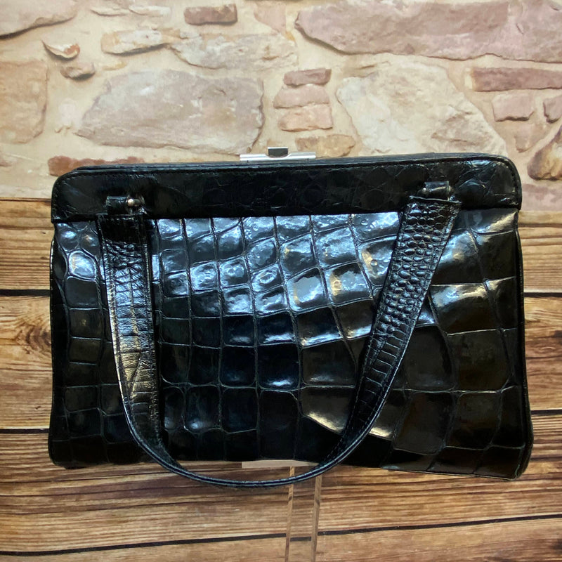 Schwarze Vintage Handtasche mit glänzender Kroko-/Reptilleder-Struktur, zwei Henkeln und silberfarbenem Bügelverschluss Ansicht 2