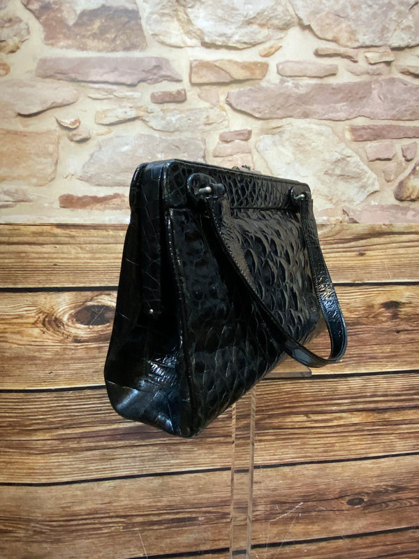 Schwarze Vintage Handtasche mit glänzender Kroko-/Reptilleder-Struktur, zwei Henkeln und silberfarbenem Bügelverschluss Ansicht 3