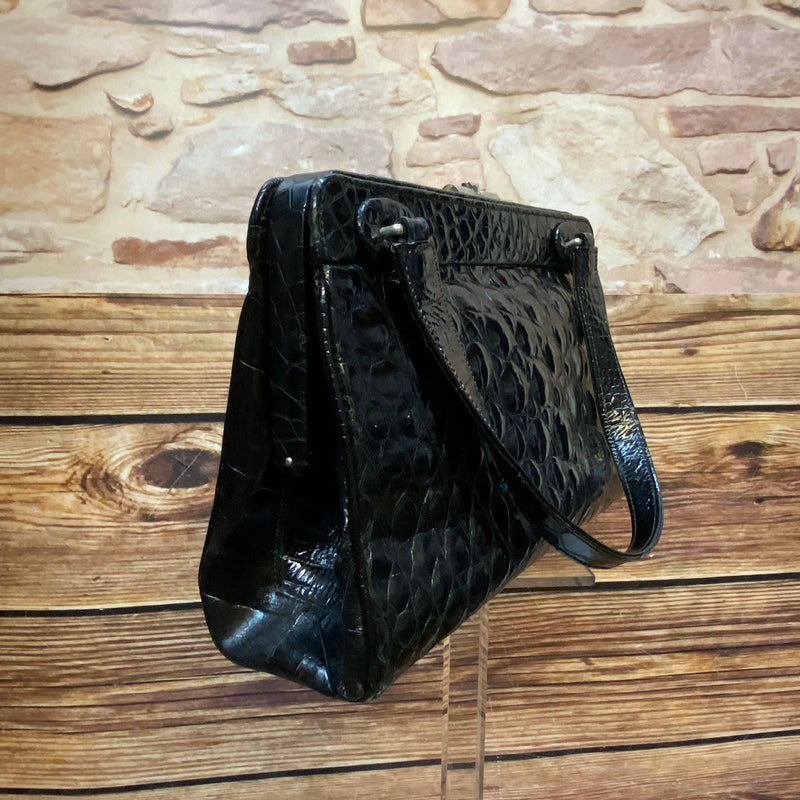 Schwarze Vintage Handtasche mit glänzender Kroko-/Reptilleder-Struktur, zwei Henkeln und silberfarbenem Bügelverschluss Ansicht 3