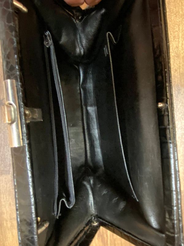 Schwarze Vintage Handtasche mit glänzender Kroko-/Reptilleder-Struktur, zwei Henkeln und silberfarbenem Bügelverschluss Ansicht 4