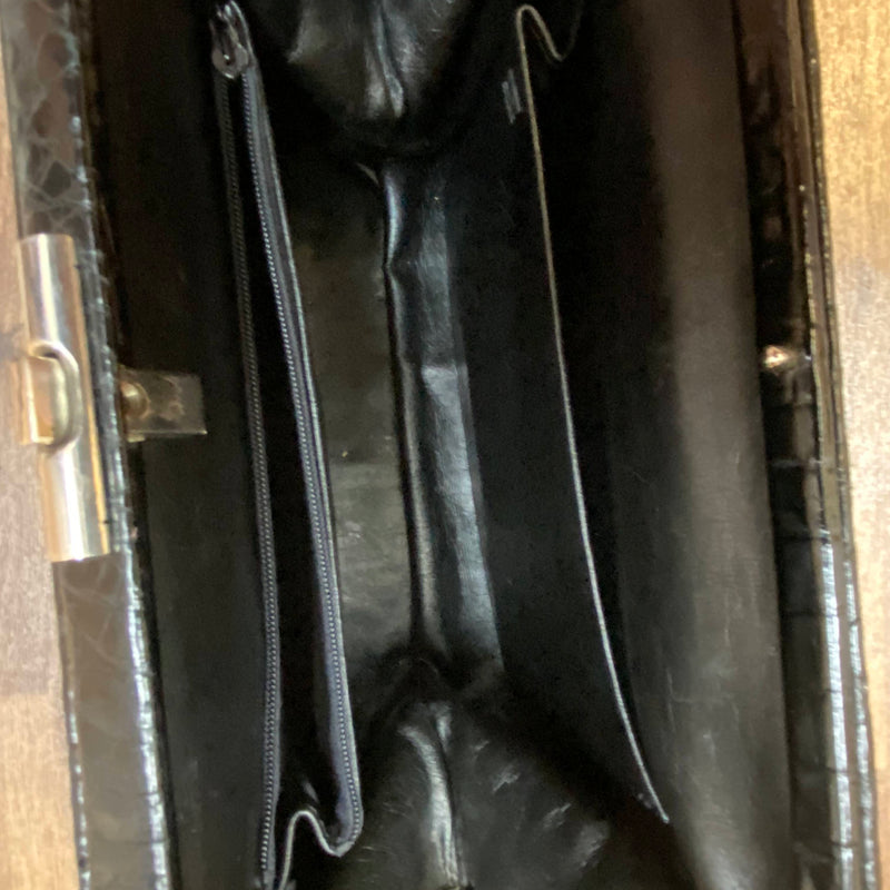 Schwarze Vintage Handtasche mit glänzender Kroko-/Reptilleder-Struktur, zwei Henkeln und silberfarbenem Bügelverschluss Ansicht 4
