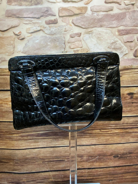Schwarze Vintage Handtasche mit glänzender Kroko-/Reptilleder-Struktur, zwei Henkeln und silberfarbenem Bügelverschluss Ansicht 1
