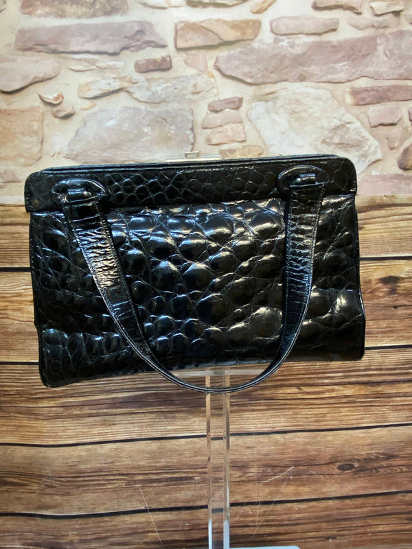 Schwarze Vintage Handtasche mit glänzender Kroko-/Reptilleder-Struktur, zwei Henkeln und silberfarbenem Bügelverschluss Ansicht 1