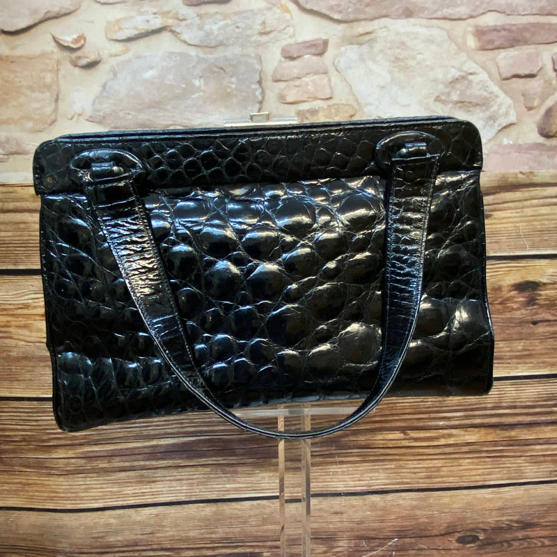 Schwarze Vintage Handtasche mit glänzender Kroko-/Reptilleder-Struktur, zwei Henkeln und silberfarbenem Bügelverschluss Ansicht 1