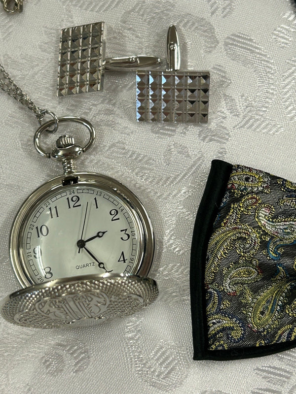 Vintage Accessoire-Set komplett: Taschenuhr, Manschettenknöpfe, Einstecktuch und Schleife auf weißem Stoff